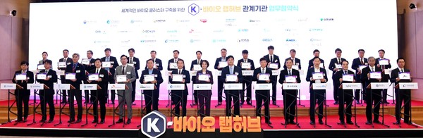 유정복 인천광역시장이 22일 연세대학교 국제캠퍼스에서 열린 'K-바이오 랩허브 관계기관 업무협약식'에서 이영 중소벤처기업부장관, 서승환 연세대학교 총장 및 관계기관과 협약을 체결하고 있다. (사진=인천시청)