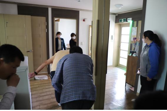 인천광역시(시장 유정복)는 검단소방서가 3월 30일부터 재난약자 중심의 맞춤형 정규 훈련프로그램을 운영한다고 밝혔다. 관련사진은 2022년 5월 10일 장애인그룹홈, 앤젤로에서 진행한 대피훈련 (사진=인천시청)