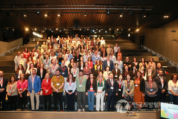 국제교육도시연합(IAEC) 세비야 총회 참석자들이 기념사진을 촬영했다/사진=안동시