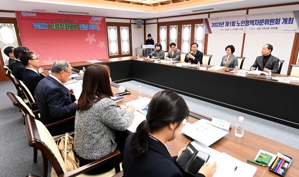 유정복 인천광역시장이 27일 시청 장미홀에서 열린 'WHO 고령친화도시 인증 획득 기념식 및 2023년 제1회 노인정책자문위원회'에서 인사말을 하고 있다. (사진=인천시청)