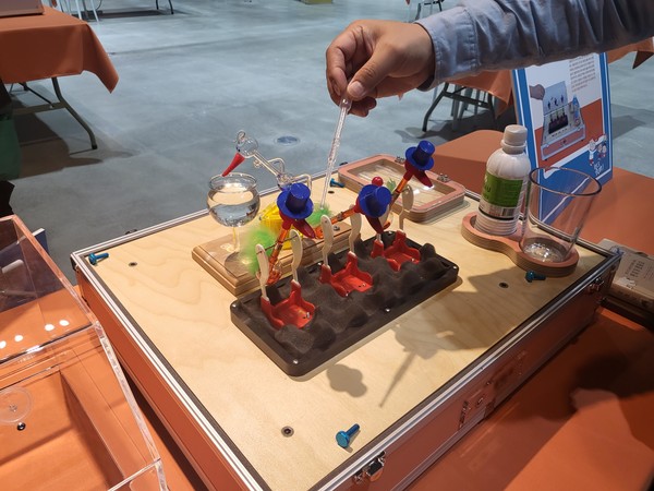 서울 영등포구는 서울시 최초로 이화여자대학교 산학협력단을 통해 ‘체험탐구 기반 과학 교육과정 로드맵 개발서’를 제작했다. 사진은 체험형 과학수업 진행 모습 (사진=영등포구청)