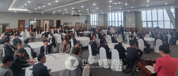 이날 광주 동서미래포럼 행사에는 영호남의 각계각층 주요 인사 100여 명이 참석해 동서화합에 대한 열망으로 가득찼다(사진=조용원 기자)