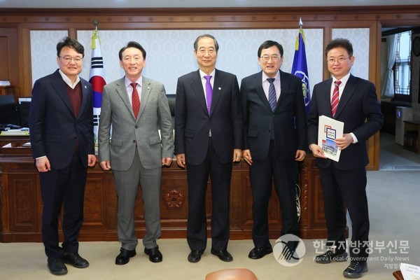 이철우 도지사는 지난 27일 한덕수 국무총리를 만나 2025 아시아태평양경제협력체(APEC) 정상회의 경주 개최를 건의했다/사진=경북도