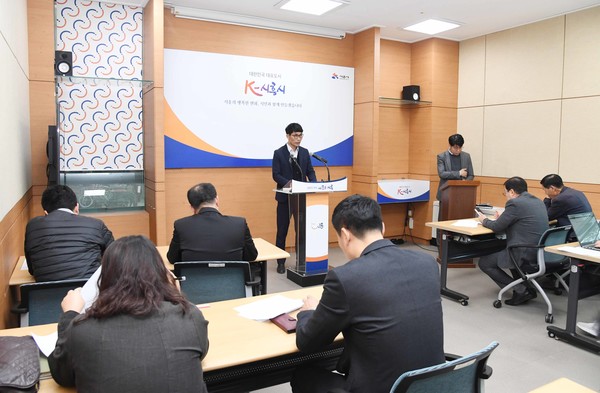 김재성 시민고충담당관은 28일 시청 브리핑룸에서 ‘동장신문고 운영 계획’을 주제로 언론브리핑을 열고, “동에서 접수되는 민원도 시에서 처리하는 민원과 동일한 절차에 따라 정확하고 신속하게 해결하고자 하는 것이 핵심”이라고 밝혔다. (사진=시흥시청)