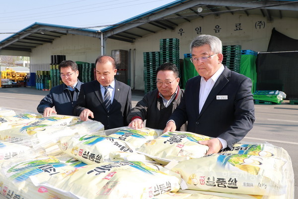 김학동(오른쪽) 예천군수가 수출길에 오르는 예천쌀을 살펴보고 있다/사진=예천군