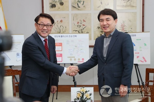 김진태 강원도지사는 29일 도청에서 박승희 삼성전자 사장과 면담을 나눴다/사진=강원도