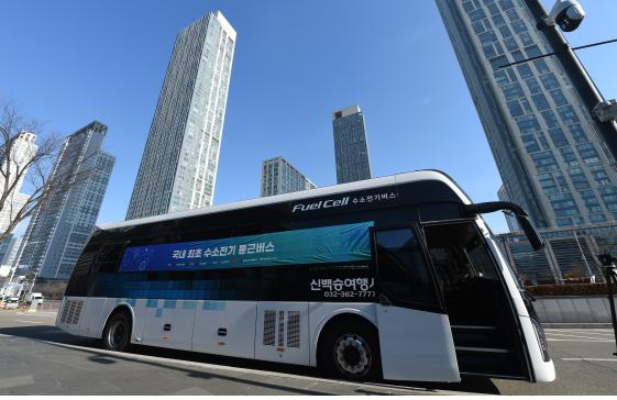 지난 2월 국내 최초로 도입된 수소 고상버스 (사진=인천시청)