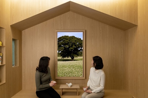 미디어 풍경창을 바라보는 상담사와 내담자 (사진=서울시청)