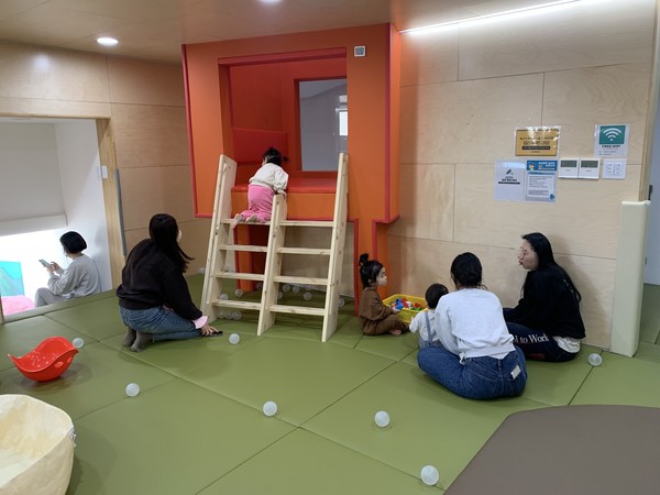 서촌 일대에 어린이가 상상력을 키우고 미세먼지 걱정 없이 친구들과 마음껏 뛰어놀 수 있는 근사한 공공실내놀이터가 들어섰다. (사진=종로구청)