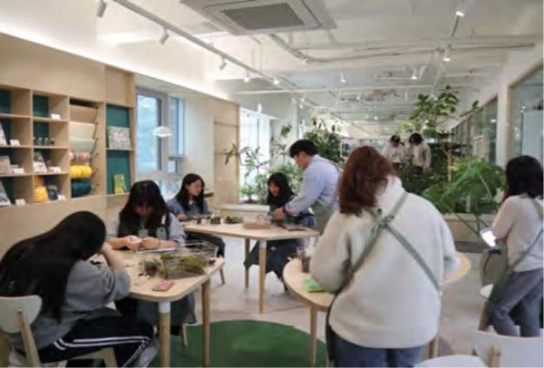 서울시가 스마트폰, 인터넷과 같은 디지털 매체에 과도하게 노출돼 있는 청소년들이 자연을 보며 마음의 안정을 얻을 수 있는 공간 '마음풀'을 조성했다. ‘마음풀’ 시범운영 모습 (사진=서울시청)