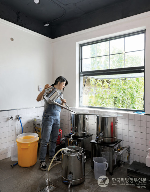 맥주 애호가들의 핫플레이스로 주목받고 있는 호피 홀리데이의 김예지 대표/사진=경북도