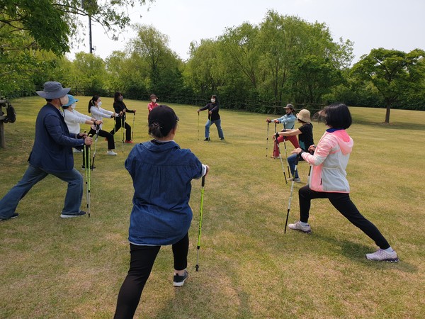 서울시 서부공원여가센터에서는 월드컵공원, 보라매공원, 여의도공원, 서서울호수공원 등 4개 공원에서 ‘몸·마음 건강 프로그램’ 8종을 운영한다고 밝혔다. 노르딕워킹 모습 (사진=서울시청)