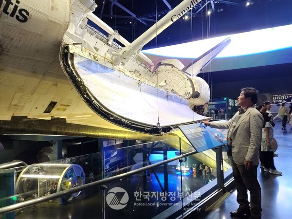공영민 고흥군수가 '대한민국 우주항공수도 고흥' 설계를 위해 워싱턴 D.C.와 플로리다주 미국항공우주국 NASA를 방문해 아폴로 11호, 디스커버리 우주왕복선 등 미국 우주항공 산업의 역사적인 현장을 견학하고 있다(사진=공영민군수 페이스북 캡쳐)