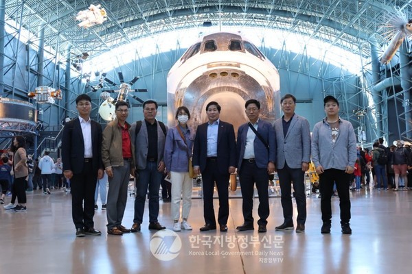 미국 우주항공 산업의 현장을 방문 중인 공영민 군수 일행(오른쪽서 네번째)(사진=공영민군수 페이스북 캡쳐)