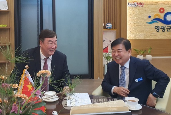 싱하이밍 주한 중국대사(왼쪽)가 이례적으로 작은 시골 군인 전남 영광군을 방문해 강종만 군수(오른쪽)와 환담을 나누고 있다(사진=영광군청)