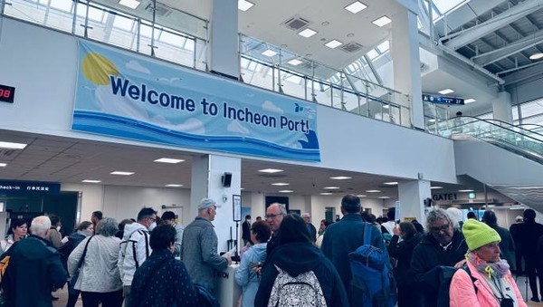 인천광역시(시장 유정복)는 7일 오전 8시 독일선적 튜이 크루즈(Tui Cruise)사의 마인쉬프5호(Mein Schiff 5, 9만8천톤급)가 승객 2,121명과 승무원 1,026명 등 총 3,147명을 태우고 인천항 크루즈터미널에 입항했다고 밝혔다. (사진=인천시청)