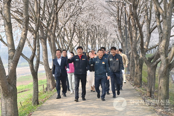 청송군은 지난 7일  ‘광덕교 인도교 개통' 기념식과 벚꽃길 걷기행사를 가졌다/사진=청송군