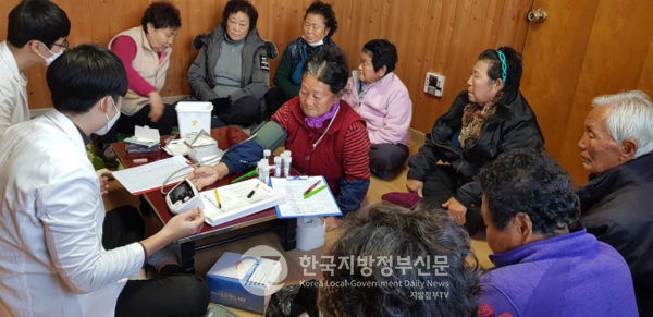 전남 화순군이 시행 중인 농어촌 '마을주치의' 제도가 큰 효과를 나타내고 있어서 정부 차원의 제도화와 지원 대책이 시급한 것으로 보인다(사진=화순군청)