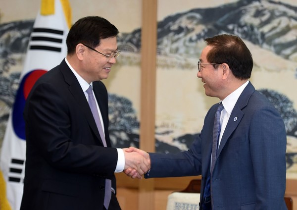 유정복 인천광역시장이 10일 G타워 접견실에서 칭다오 자오 하오 즈(赵豪志) 시장을 접견하고 있다. (사진=인천시청)