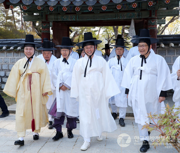 제4회 퇴계선생 마지막 귀향길 재현단 행렬이 9일 안동 도산서원에 도착하면서 13박 14일간의 270km 걷기 여정이 마무리됐다/사진=안동시