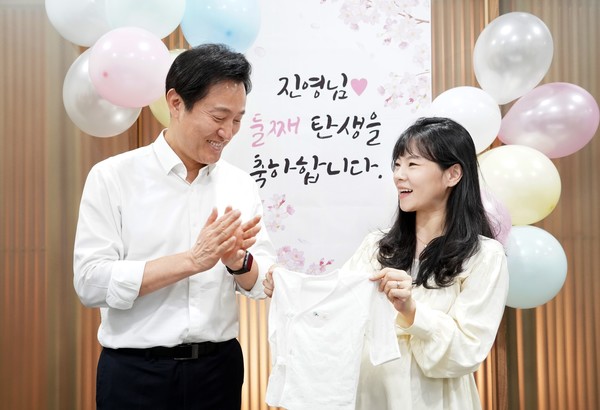 서울시가 지난달 저출생 문제 해결을 위한 첫 번째 대책으로 난임부부에 대한 지원 계획을 발표한 데 이어서, 4만2천여 임산부와 출산가정을 위한 지원책을 내놨다. 사진은 출산을 앞둔 서울시 직원을 축하하는 오세훈 시장 (사진=서울시청)