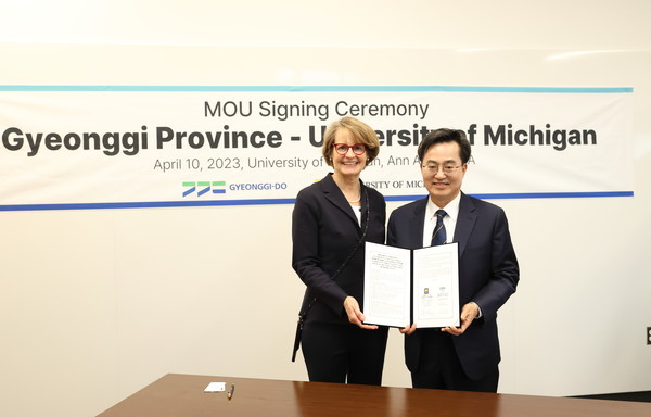 4조 3천억 원 규모의 해외투자 유치와 청년 기회 확대를 위해 미국을 방문 중인 김동연 경기도지사가 미시간대학교와 함께 경기도 청년에게 해외연수 기회를 제공하는 경기청년사다리프로그램을 추진하기로 했다.  사진은 경기도-미시간대(U-M) 청년사다리 MOU 체결 모습 (사진=경기도청)