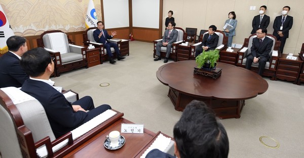유정복 인천광역시장이 11일 시청 대접견실에서 열린 '2023년 희망인천 소상공인 경영안정자금 지원 업무협약식'에서 참석자들과 환담을 하고 있다. (사진=인천시청)