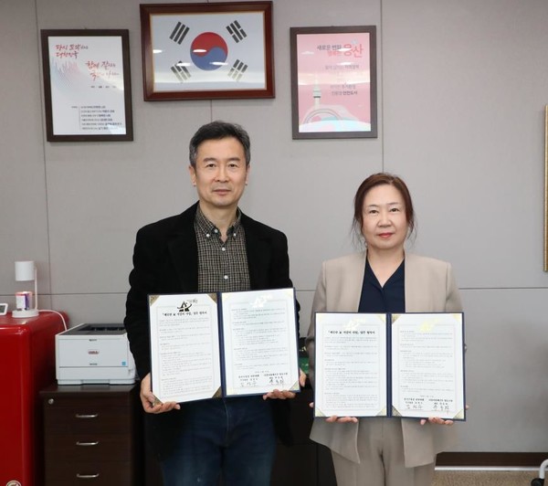 서울 용산구가 전국 최초로 취약계층 주거환경 관리 및 사회적 고립감 해소를 위한 ‘깨끗한 가(家) 지킴이 사업’을 본격 추진한다. 용산구-건축 협동조합 협약 체결 모습(왼쪽은 한동화 건축 협동조합 대표, 오른쪽은 김선수 용산구청장 권한대행, 사진=용산구청)