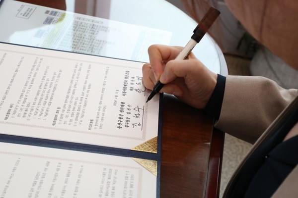 김선수 용산구청장 권한대행이 깨끗한 가 지킴이 사업 서비스제공 업무협약서에 서명하는 모습 (사진=용산구청)