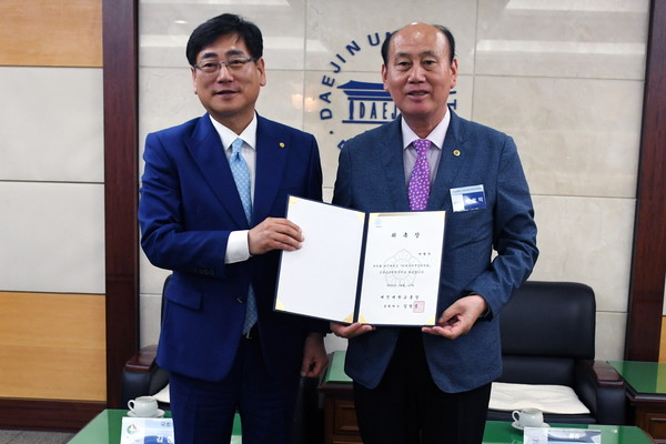 박형덕 동두천시장은 지난 10일 대진대학교 대진교육관에서 열린 대진대 의과대학 유치 추진 경과 보고회에 참석하여 그간 추진 사항을 청취하고 관계자들과 공공의대 설립 방안을 논의했다. (사진=동두천시청)