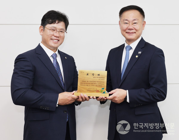 김재욱 칠곡군수와 표창패를 받은 한광수 칠곡군테니스협회장이 기념 촬영을 하고 있다/사진=칠곡군