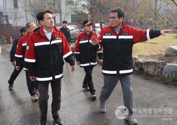 김홍규 강릉시장(사진 오른쪽)이 지난 11일 오후 강원 강릉시 안현동 산불 피해 현장을 찾은 김진태 강원도지사에게 현장 상황을 설명하고 있다/사진=강릉시