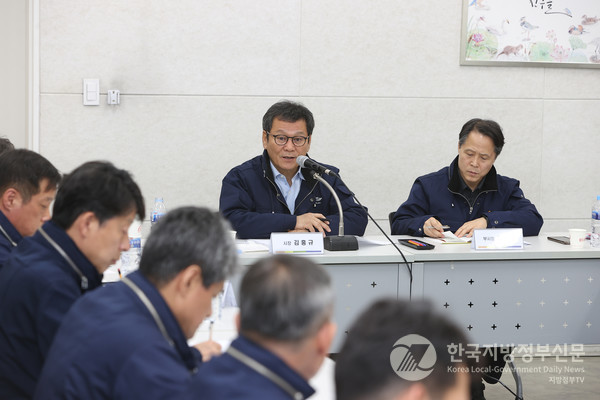 강릉시는 김홍규 시장 주재로 12일 오전 녹색도시체험센터에서 ‘산불피해수습을 위한 대책회의’를 열었다/사진=강릉시