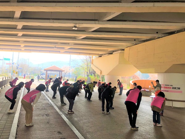 의왕시보건소(소장 이현희)는 AI·IoT기반 개인별 맞춤형 건강관리 사업인 ‘스마트 9988’을 통해 지역 어르신의 건강을 책임지고 있다. 스마트9988 걷기행사 모습 (사진=의왕시청)