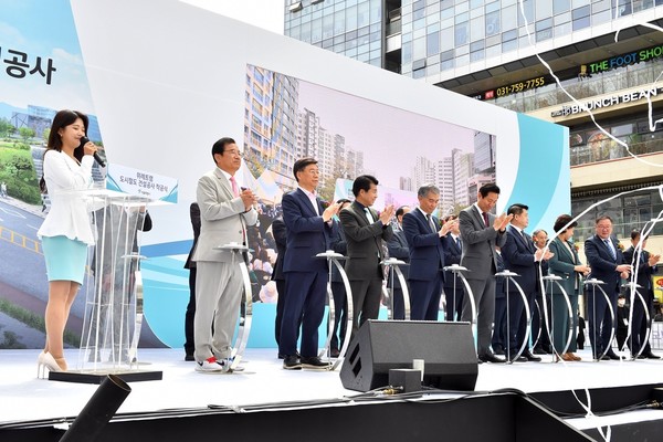 신상진 성남시장은 13일 수정구 창곡동 위례중앙광장에서 열린 위례트램 착공식에 참석해 전국 첫 트램 건설 공사 시작을 축하했다. (사진=성남시청)