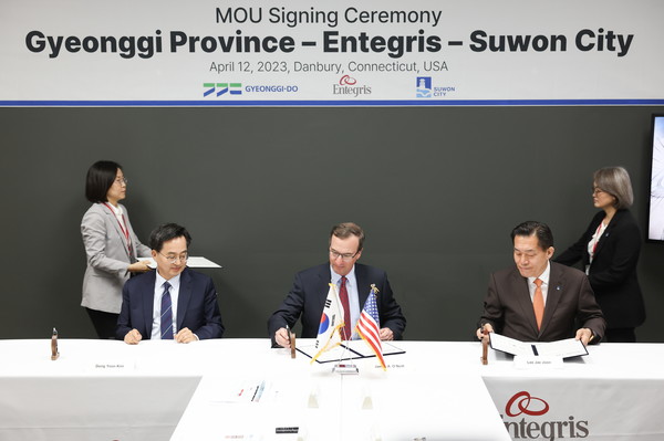 수원시와 경기도는 인테그리스와 투자유치 협약을 체결했다. 좌측부터 김동연 경기도지사, 제임스 오닐 인테그리스 수석부회장, 이재준 수원시장 (사진=수원시청)