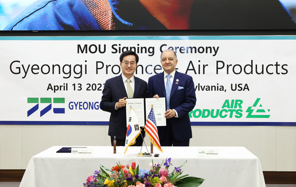 4조 3천억 원 규모의 해외투자 유치와 청년 기회 확대를 위해 미국을 방문 중인 김동연 경기도지사(왼쪽)가 약 3조 원 규모의 탄소 저감 친환경 복합물류센터를 조성하는 초대형 투자유치에 성공했다. 경기도-에어프로덕츠(Air Products) 투자협약식 모습 (사진=경기도청)