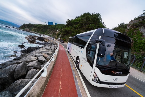 서울시설공단 (이사장 한국영, www.sisul.or.kr)의 ‘장애인 동행 나들이 서비스’ 가 지난해 11월 첫 선을 보인 이후 5개월 만에 이용객 100명을 돌파하면서 인기다. (사진=서울시설공단)