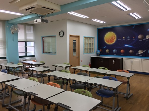  서울 중구(구청장 김길성)가 학부모들의 사교육 부담을 덜기 위해 두팔 걷고 나섰다.  광희영어체험센터 교실 모습 (사진=서울 중구청)