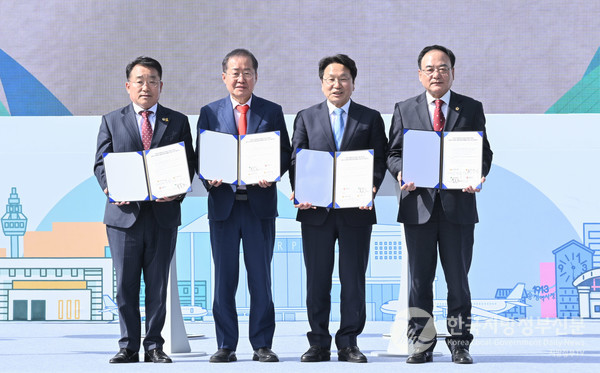 17일 오후 광주대구고속도로 지리산휴게소에서 열린 광주ㆍ대구 공항특별법 통시 통과 기념행사에서 강기정 광주시장과 홍준표 대구시장, 정무창 광주시의회의장과 이만규 대구시의회의장이 기념촬영을 하고 있다/사진=대구시