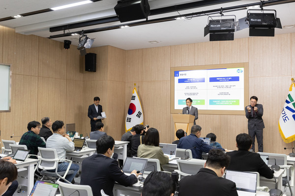 오후석 경기도 행정2부지사와 엄진섭 김포부시장은 18일 경기도청에서 ‘김포골드라인 혼잡 완화 특별대책’을 발표했다. (사진=경기도청)