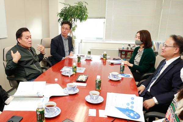 이재준 수원특례시장이 18일 코트라 도쿄무역관에서 김삼식 코트라 일본지역본부장과 면담하고, 협력 방안을 논의했다. (사진=수원시청)