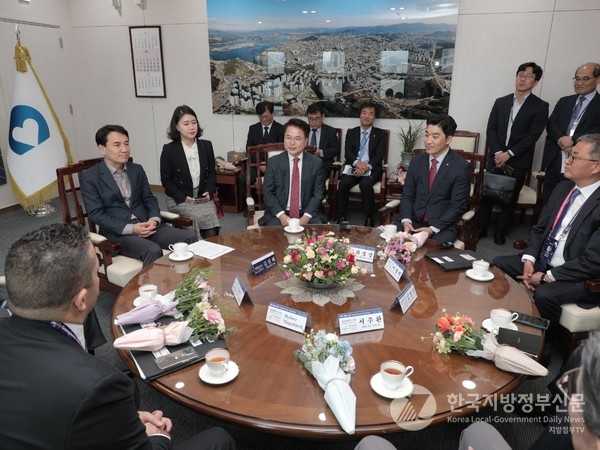 김진태 강원지사와 육동한 춘천시장이 실사단과 간담회를 가졌다/사진=춘천시