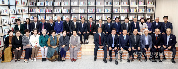 경북도는 19일 도청에서 경상북도 전직 민선 시장․군수협의회를 초청해 간담회를 개최했다/사진=경북도