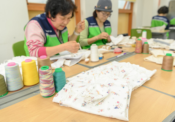 양천구는 주민 참여 기반의 재능기부 활동을 통해 출생 장려에 기여하고자 양천구자원봉사센터와 협력해 서울시 자치구 중에서는 최초로 관내 모든 출산 가정에 친환경 손바느질 배냇저고리를 전달한다. (사진=양천구청)