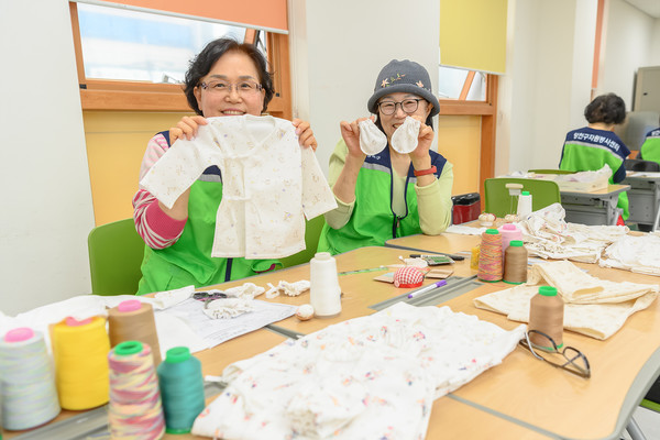 손바느질 배냇저고리 봉사단 제작 현장 (사진=양천구청)