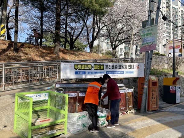 영등포구(구청장 최호권)가 영등포 대표 자원 순환 사업인 ‘쓰다점빵(쓰레기 다이어트 점빵)’을 본격적으로 운영한다고 밝혔다. 사진은 쓰다점빵 현장에서 영재지원단이 활동하는 모습 (사진=영등포구청)