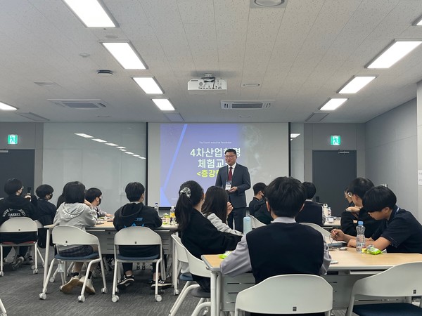 시흥시(시장 임병택)가 지난 19일 서울대 시흥캠퍼스에서 서울대학교와 함께하는 4차 산업혁명 성장 동력을 활용한 체험교육인 ‘스누미래교육’ 운영을 시작했다. (사진=시흥시청)