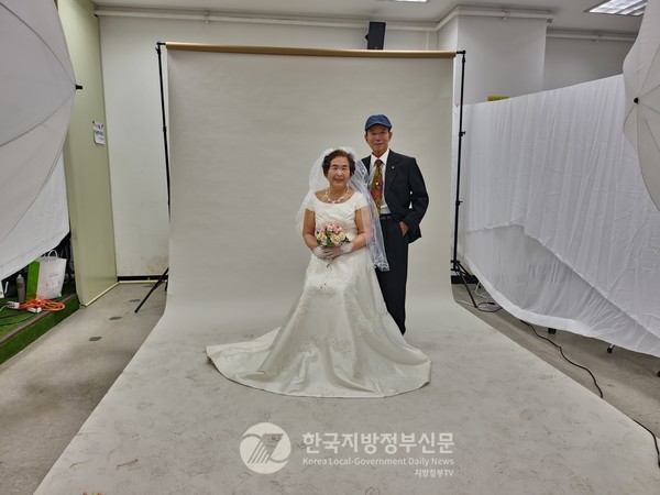 어르신 리마인드 웨딩 사진 촬영 모습/사진=경북도