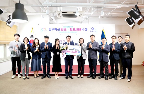 21일 최대호 안양시장과 박정길 스마트도시정보과장 및 직원들이 고령자 스마트 안심서비스 정부혁신 최고사례 선정을 함께 축하했다. (사진=안양시청)